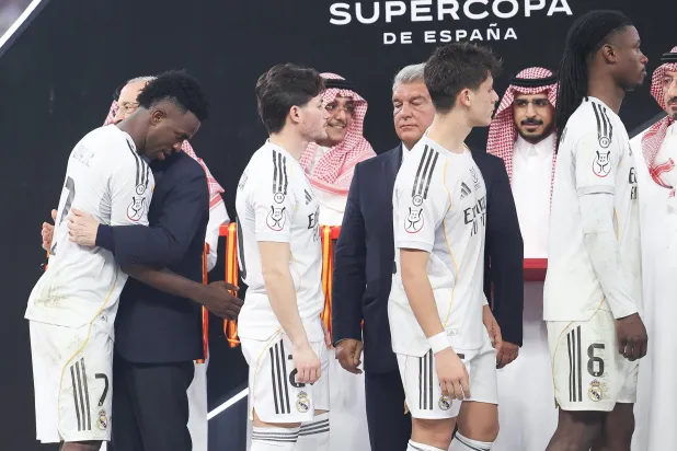 بيريز رئيس الريال يواسي فينيسيوس بعد الخسارة (تصوير: عدنان مهدلي)