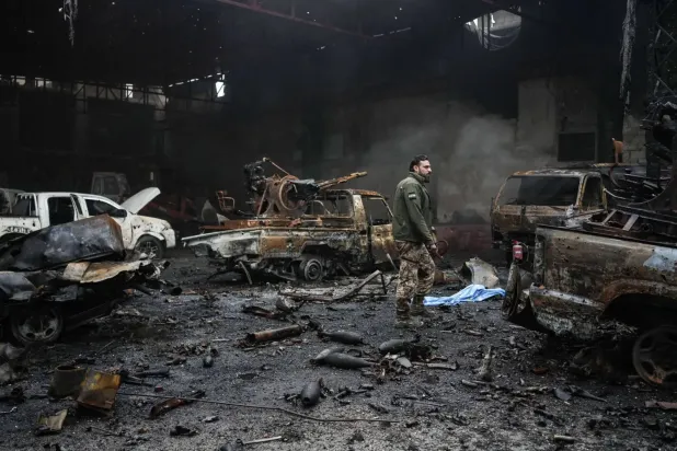 Halep'in Şeyh Maksud mahallesinde SDG ile Suriye hükümet güçleri arasında çıkan çatışmaların ardından enkaz içindeki mühimmatlar (DPA)