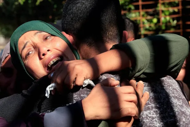 Gazze Şeridi'nin güneyindeki Han Yunus'ta İsrail hava saldırılarında öldürülen bir kişinin cenaze töreni sırasında dün Filistinli bir kadın gözyaşlarına boğuldu (Reuters)