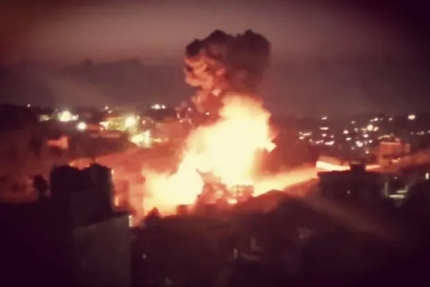 İsrail'in Lübnan'ın güneyindeki Kfar Hatta kasabasında geniş bir bölgenin tahliyesi uyarısının ardından düzenlediği baskınlar sonucu yangınlar çıktı (Dolaşımda)