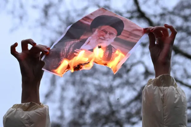 İran muhalefeti tarafından dün Londra’da düzenlenen bir gösteride İran'ın Dini Lideri Hamaney’in resmi yakıldı (Reuters)