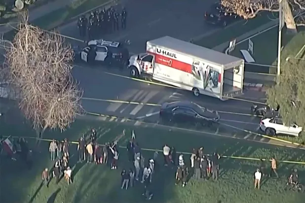 شرطة لوس أنجليس تطوق شاحنة نقل مستأجرة بعد أن اقتحمت حشدًا من المتظاهرين ضد النظام الإيراني (رويترز)