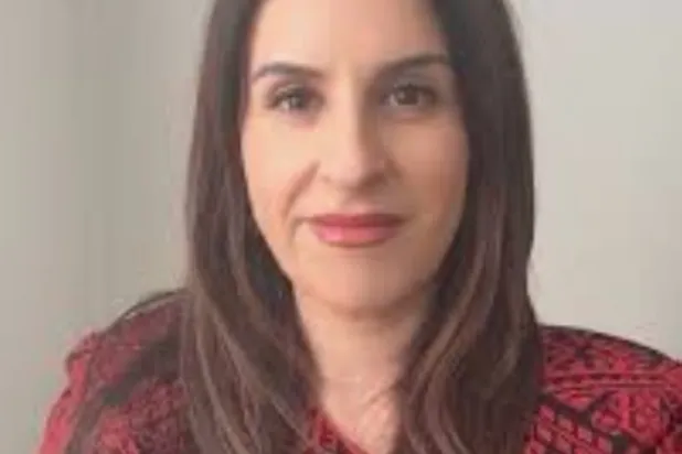 الكاتبة الفلسطينية الأسترالية رندة عبد الفتاح (صورة من حسابها الشخصي على «إكس»)