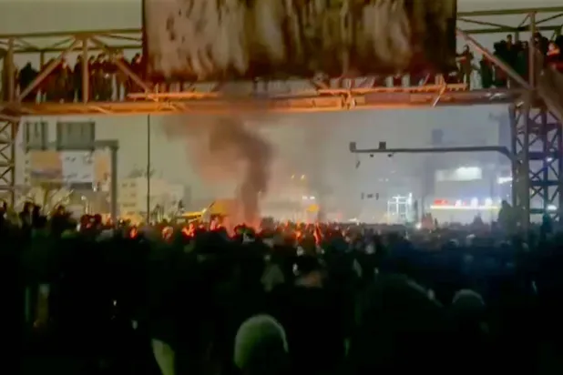 لقطة مأخوذة من مقطع فيديو متداول على وسائل التواصل الاجتماعي من إيران يظهر متظاهرين يخرجون إلى الشوارع على الرغم من تصاعد حملة القمع (أ.ب)