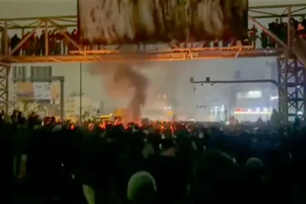 İran'da sosyal medyada dolaşan bir videodan alınan karede, artan baskıya rağmen protestocuların sokaklara döküldüğü görülüyor (AP)