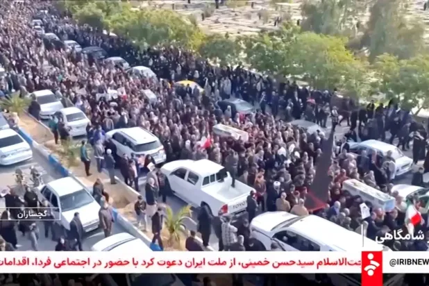 Bir videodan alınan bu karede, Tahran'daki protestolar sırasında öldürülen güvenlik güçleri mensupları ve siviller için düzenlenen cenaze töreni (Reuters)