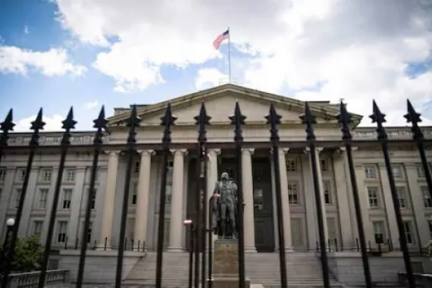 تمثال للسيناتور السابق ألبرت غالاتين أمام وزارة الخزانة في واشنطن (رويترز)