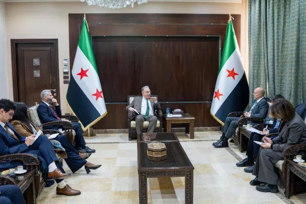 برنية خلال استقباله وفد مؤسسة التمويل الدولية بدمشق (حساب وزير المالية السوري بـ«فيسبوك»)