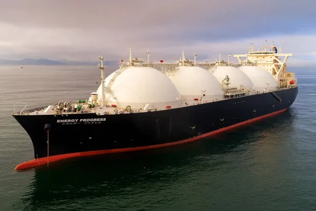 ناقلة غاز في عرض البحر (إكس)