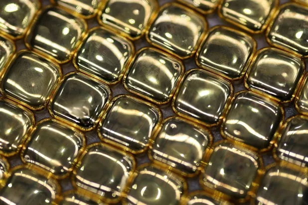 سبائك ذهبية جاهزة للختم في مصفاة «إيه بي سي» بأستراليا (رويترز)