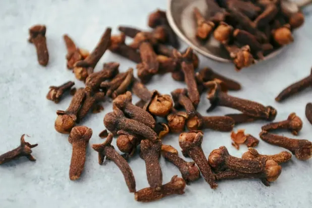 Günlük bir karanfil tanesi tüketmek, bronşlardaki iltihabı azaltmaya yardımcı olabilir (Pexels)