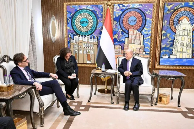 رئيس مجلس القيادة الرئاسي اليمني مستقبلاً في الرياض مسؤولَين ألمانيين (سبأ)