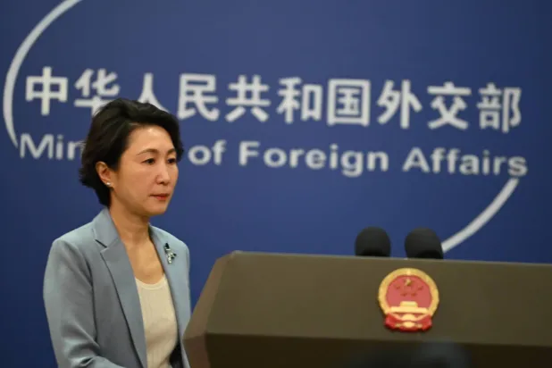 صورة ملتقطة 9 يناير 2026 في العاصمة الصينية بكين تظهر المتحدثة باسم وزارة الخارجية الصينية ماو نينغ وهي تجيب عن أسئلة الصحافيين (د.ب.أ)