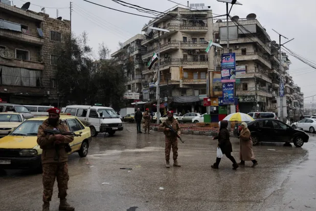 أفراد من قوات الأمن العام السوري يحرسون في حي الأشرفية في حلب، سوريا 11 يناير 2026 (رويترز)
