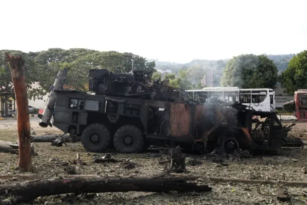 جانب من الدمار جراء الضربات الجوية الأميركية التي استهدفت مواقع عسكرية في العاصمة كاراكاس (أرشيفية - رويترز)