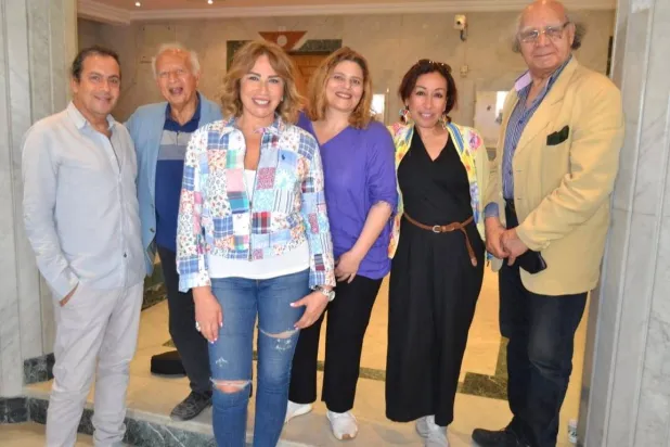 المخرجة إيناس الدغيدي رئيسة لجنة تحكيم الأفلام الروائية وأعضاء اللجنة في الدورة الأخيرة للمهرجان قبل توقفه (وزارة الثقافة)