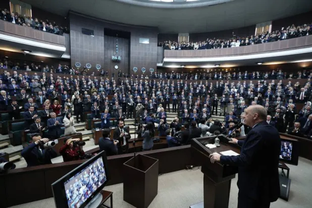 الرئيس التركي رجب طيب إردوغان متحدثاً خلال اجتماع المجموعة البرلمانية لحزب «العدالة والتنمية» الحاكم في 7 يناير (الرئاسة التركية)