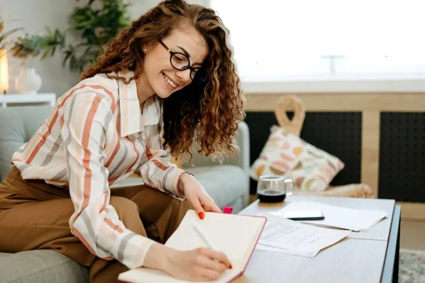 العمل على مهمة مفيدة قبل الانشغالات من العادات الصباحية التي تميز الأثرياء (مجلة VegOut)