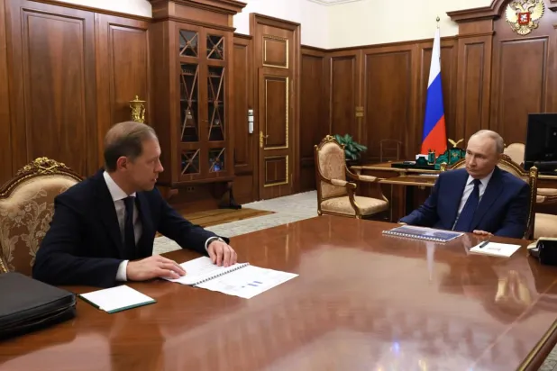 فيلاديمير بوتين خلال اجتماع مع نائب رئيس الوزراء الروسي دينيس مانتوروف (الكرملين) 