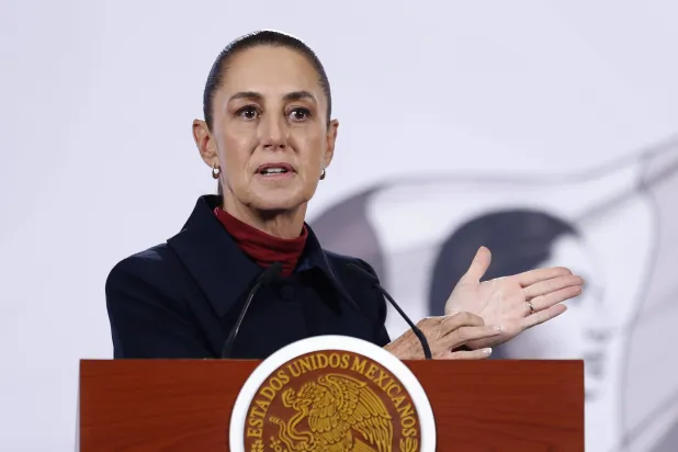 الرئيسة المكسيكية كلاوديا شينبوم تتحدث خلال مؤتمر صحافي في القصر الوطني في مكسيكو سيتي بالمكسيك في 6 يناير 2026 (إ.ب.أ)