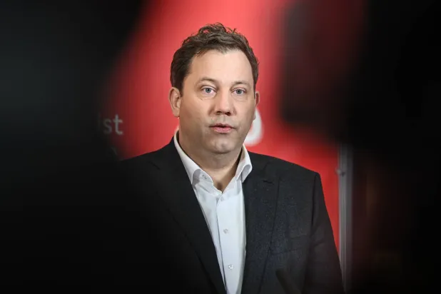 لارس كلينغبايل يتحدث للصحافيين قبل اجتماع الحزب البرلماني السنوي في برلين 9 يناير 2026 (د.ب.أ)