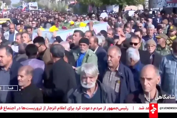 مشيعون خلال جنازة أشخاص قُتلوا في احتجاجات يوم الأحد وسط تصاعد الاحتجاجات المناهضة للحكومة في العاصمة الإيرانية طهران 11 يناير 2026 (رويترز)