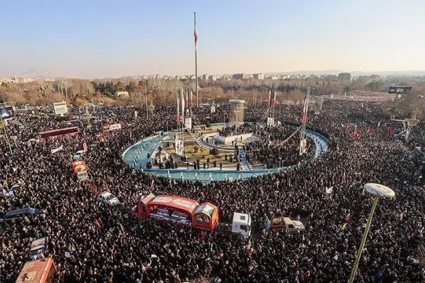 حشود يشاركون في تشييع قتلى قوات الأمن في أصفهان وسط إيران (تسنيم)