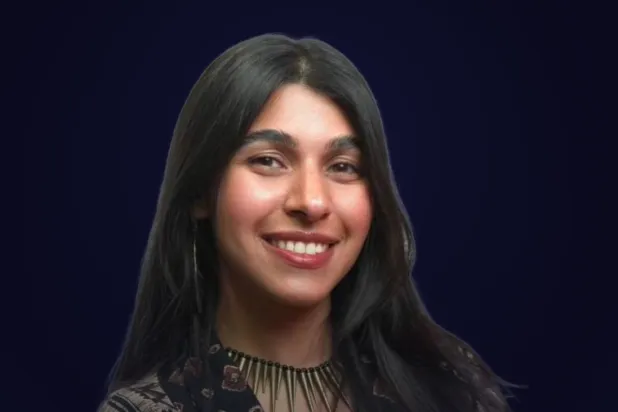 الزميلة آية منصور الفائزة بجائزة «كورت شورك» عن فئة المراسل المحلي (إندبندنت عربية)