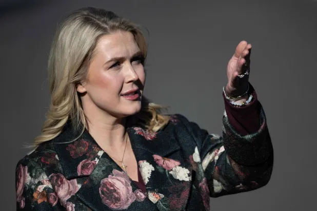 كارولين ليفيت المتحدثة باسم البيت الأبيض تتوجّه إلى الصحافة خارج البيت الأبيض في العاصمة واشنطن... 12 يناير 2026 (أ.ف.ب)