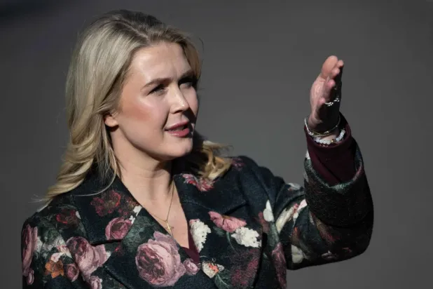 Beyaz Saray sözcüsü Karoline Leavitt, 12 Ocak 2026'da Washington, D.C.'deki Beyaz Saray önünde basına açıklama yapıyor (AFP)