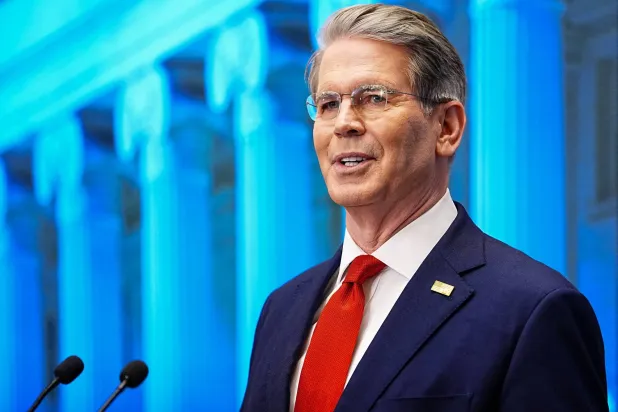 بيسنت يتحدث خلال مؤتمر صحافي للكشف عن الموقع الإلكتروني الرسمي لحسابات ترمب في وزارة الخزانة (أرشيفية - رويترز)