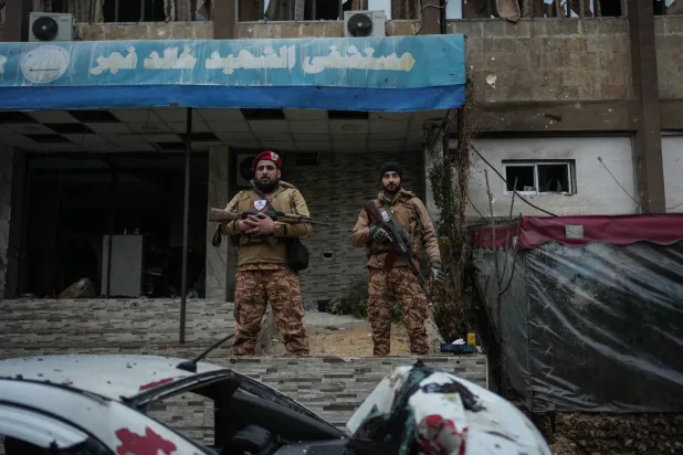 أفراد من الشرطة العسكرية السورية ينتشرون في حلب بعد اشتباكات بين الجيش وقوات «قسد» (إ.ب.أ)