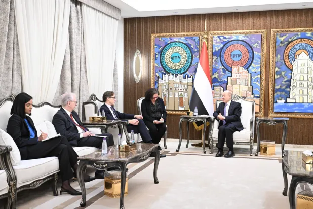 
رئيس مجلس القيادة الرئاسي اليمني مستقبلاً في الرياض مسؤولَين ألمانيين (سبأ)