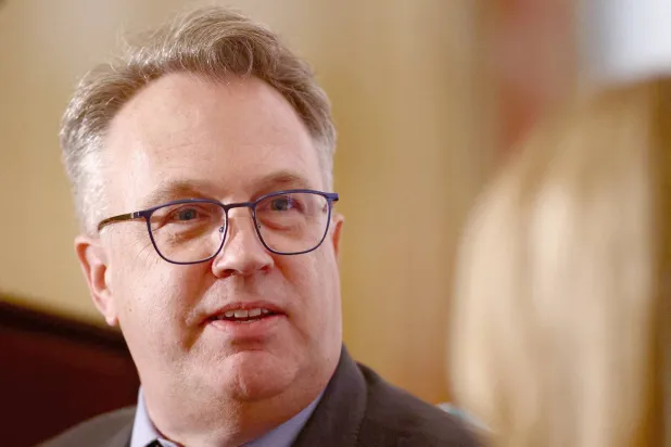 رئيس «الاحتياطي الفيدرالي» في نيويورك يتحدث إلى النادي الاقتصادي في نيويورك (أرشيفية - رويترز)