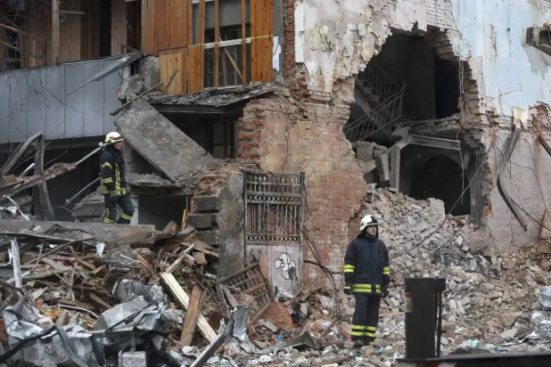 رجال الإنقاذ الأوكرانيون في موقع غارة روسية استهدفت منطقة سكنية في خاركيف شمال شرقي أوكرانيا الأسبوع الماضي (إ.ب.أ)