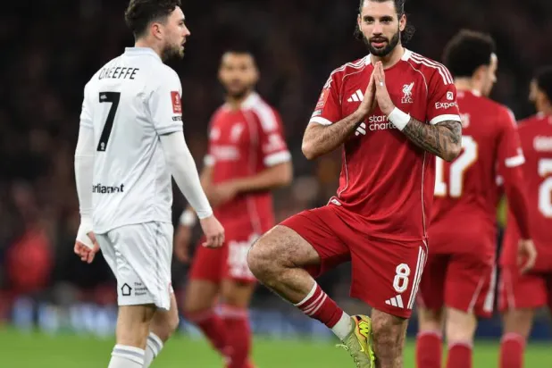 Dominik Szoboszlai scored and committed a huge error in Liverpool's win over Barnsley. PETER POWELL / AFP
