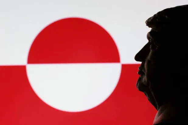 صورة مركَّبة تظهر الرئيس الأميركي دونالد ترمب ينظر إلى علم غرينلاند (رويترز)