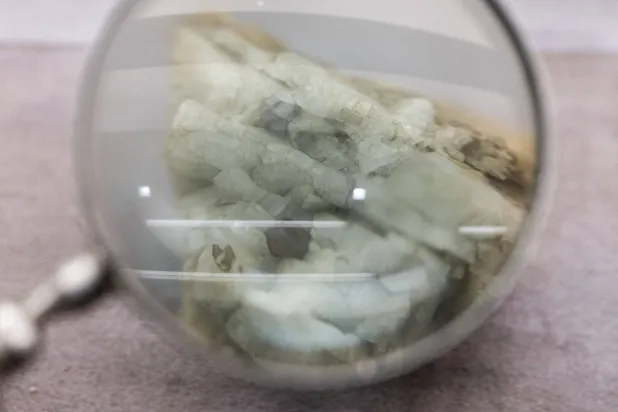 عينة من «المونازيت» وهو معدن يُستخدم في صناعة العناصر الأرضية النادرة لاستخراج عناصر مثل السيريوم واللانثانوم والنيوديميوم معروضة في المتحف الجيولوجي الصيني في بكين (رويترز)