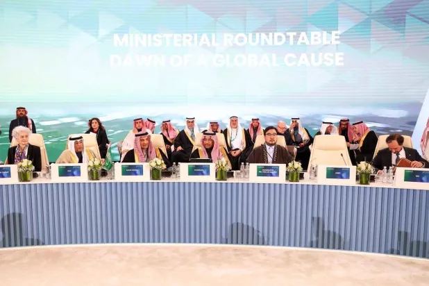 البديوي خلال مشاركته في الاجتماع الوزاري مع عدد من المسؤولين في الرياض (الشرق الأوسط)