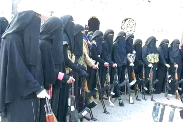 دفعة سابقة من «الزينبيات» عقب إخضاعهن لتدريبات قتالية في صنعاء (فيسبوك)
