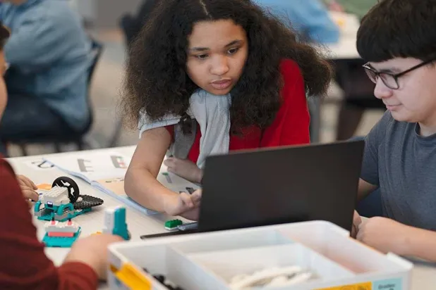 «ليغو» تسوِّق منهجاً لتعليم الأطفال الذكاء الاصطناعي بأنفسهم