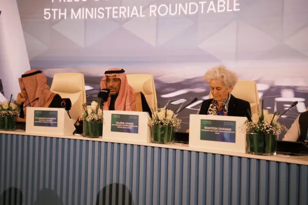 Suudi Arabistan Sanayi ve Maden Kaynakları Bakanı Bender bin İbrahim el-Hureyf, basın toplantısında Şarku’l Avsat’ın sorusunu yanıtlarken (Şarku’l Avsat)