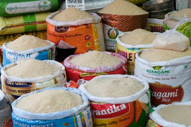 أجولة من الأرز في متجر بالهند (رويترز)