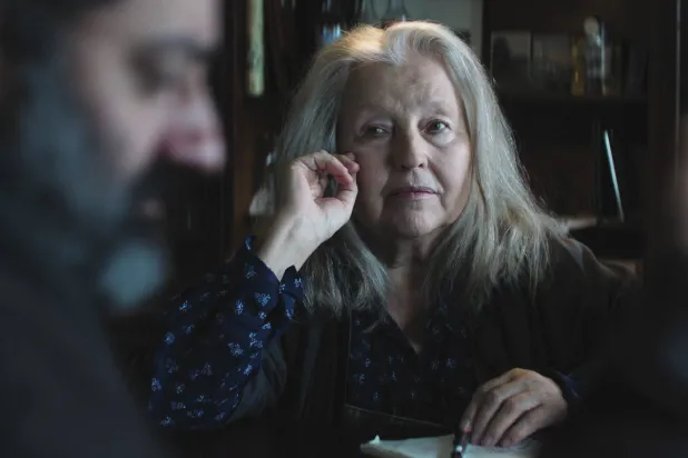 جورج خبّاز وهانا شيغولا في مشهد من فيلم «يونان» (سينما متروبوليس)