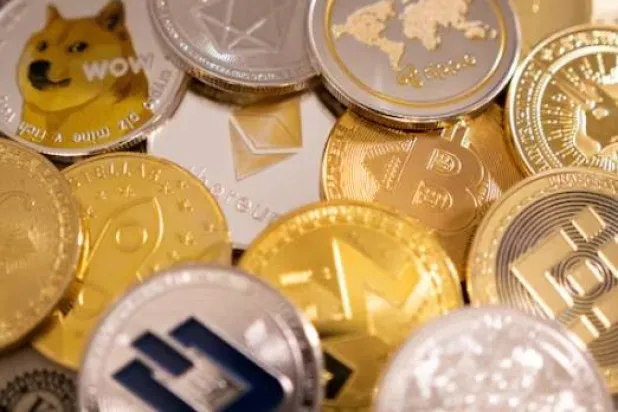 رسم توضيحي لتمثيلات العملات الرقمية (رويترز)