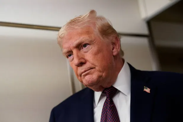 الرئيس الأميركي دونالد ترمب خلال لقائه مع وسائل الإعلام على متن طائرة الرئاسة «إير فورس ون» المتجهة من فلوريدا إلى واشنطن بالولايات المتحدة 11 يناير 2026 (رويترز)