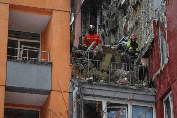  رجال إنقاذ في مبنى سكني استُهدف بغارة جوية روسية بطائرة مسيرة (رويترز) 