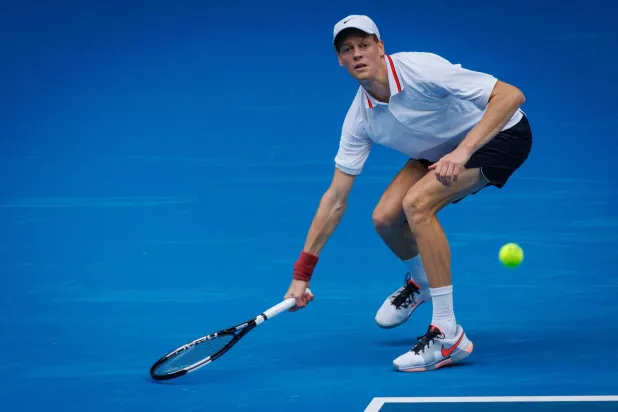 الإيطالي يانيك سينر يدافع عن لقبه في ملبورن (أ.ف.ب)