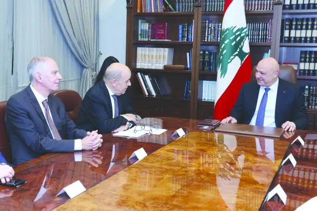 الرئيس اللبناني جوزيف عون (يمين) مجتمعاً مع المبعوث الرئاسي الفرنسي جان إيف لودريان يوم 8 ديسمبر 2025 في قصر بعبدا (الرئاسة اللبنانية)