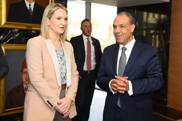 وزير الخارجية المصري بدر عبد العاطي أثناء استقباله وزيرة خارجية آيرلندا هيلين ماكينتي في القاهرة يوم الاثنين (الخارجية المصرية)